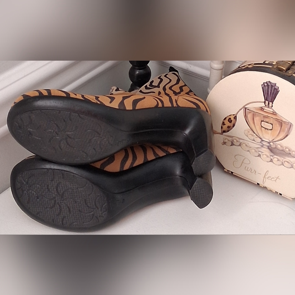 CHARLESTON SHOE CO. Tan & Black Telfair Tiger Ankle Boots Sz 6 Pre-Owned - Picture 8 of 13